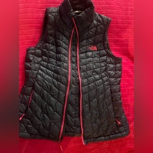 The North Face WOMEN'S LIGHTWEIGHT PUFFER VEST.